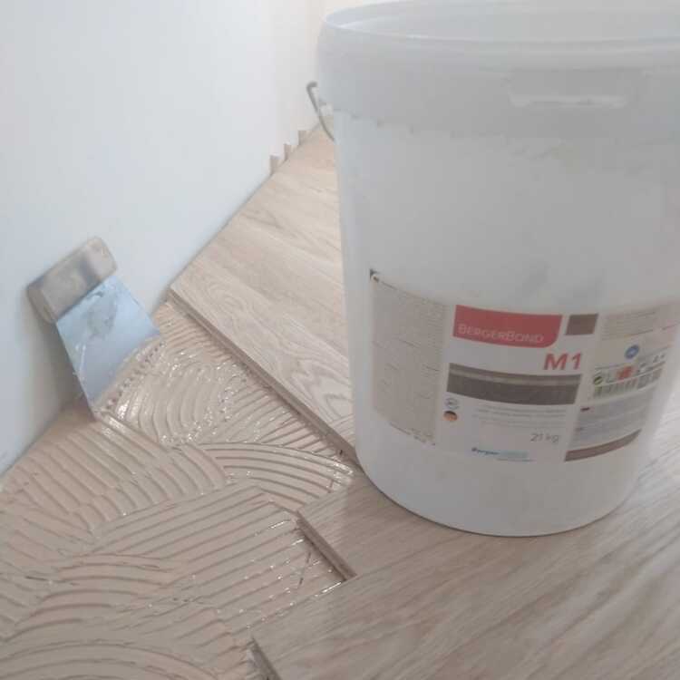 Укладка штучного паркета на клей