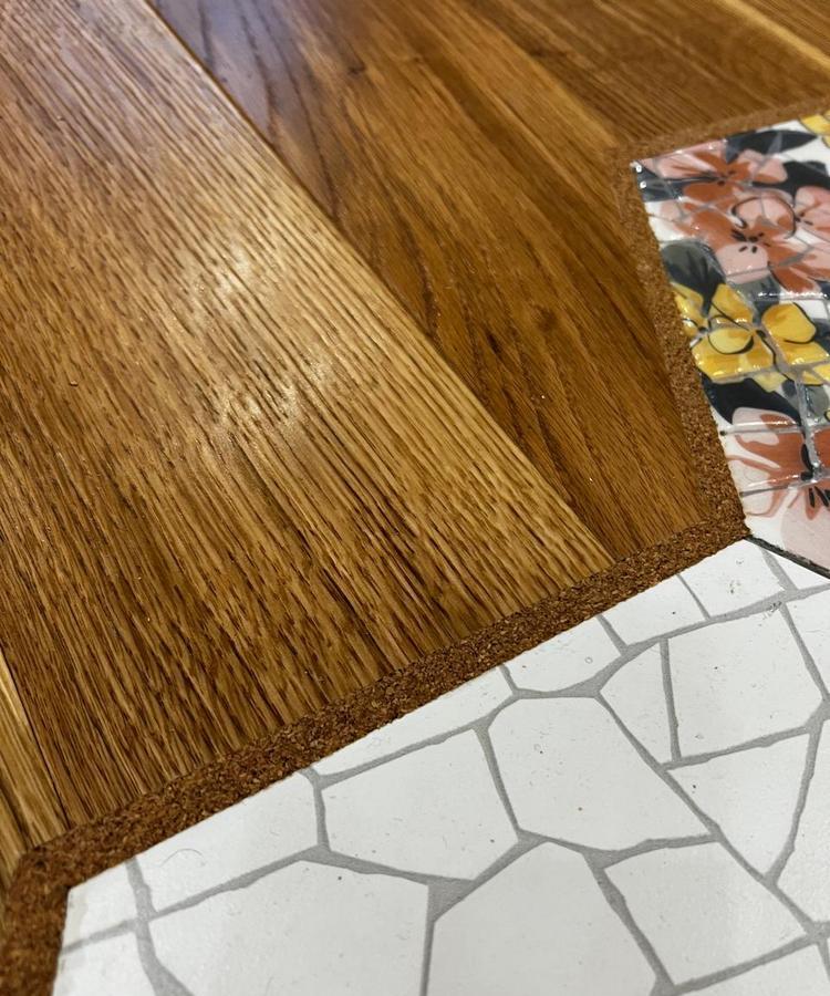 Стыковка паркета с плиткой через пробковый порожек