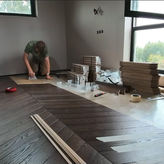 Укладка инженерной доски на стяжку