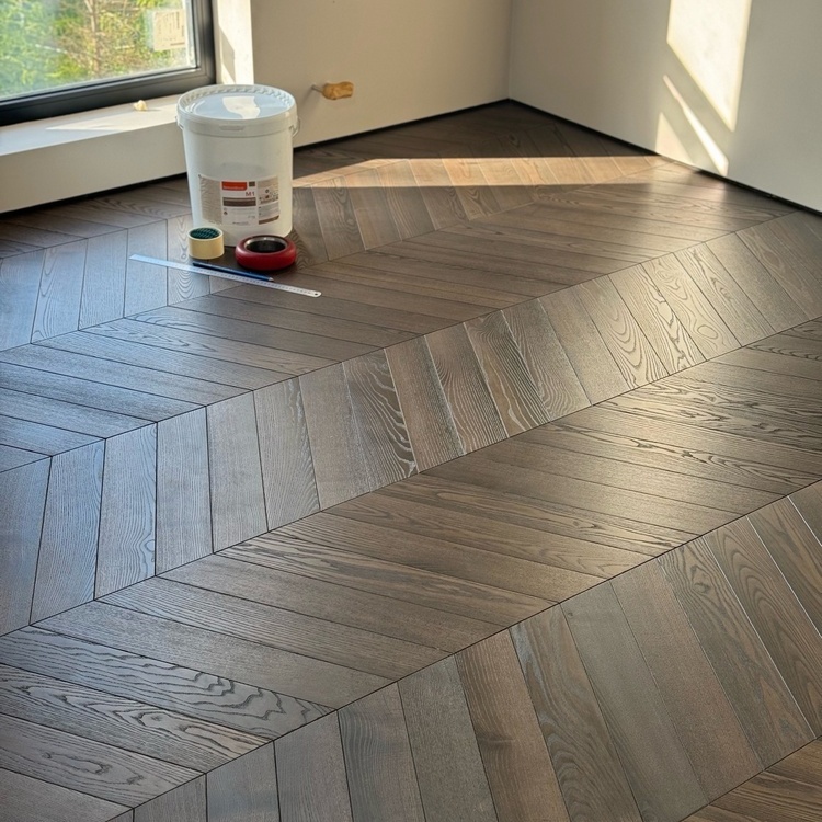 Укладка инженерной доски на стяжку