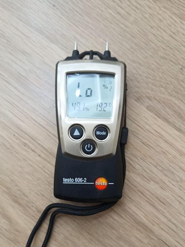 Проверка уровня влажности паркета