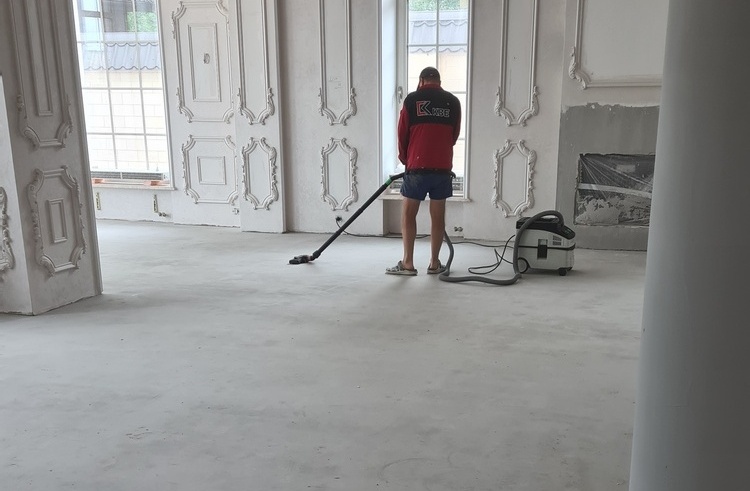 Обеспыливание стяжки перед укладкой паркета