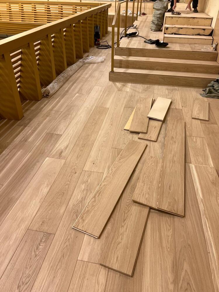 Укладка инженерной доски на клей