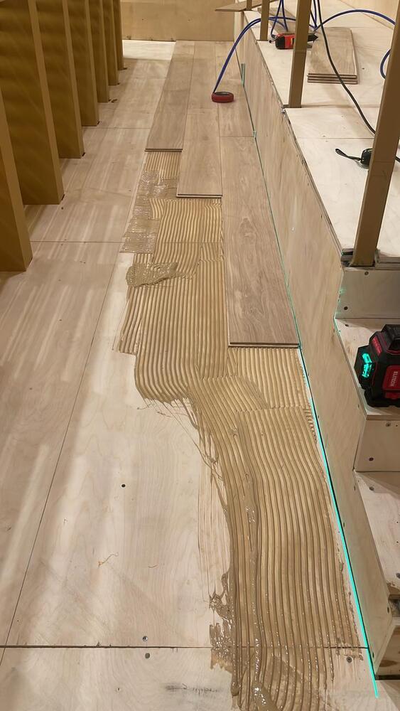 Укладка инженерной доски на клей