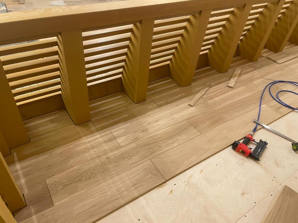 Укладка инженерной доски на клей