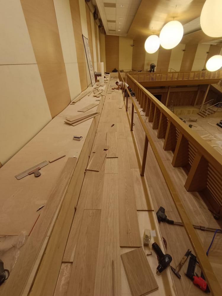 Укладка инженерной доски на клей