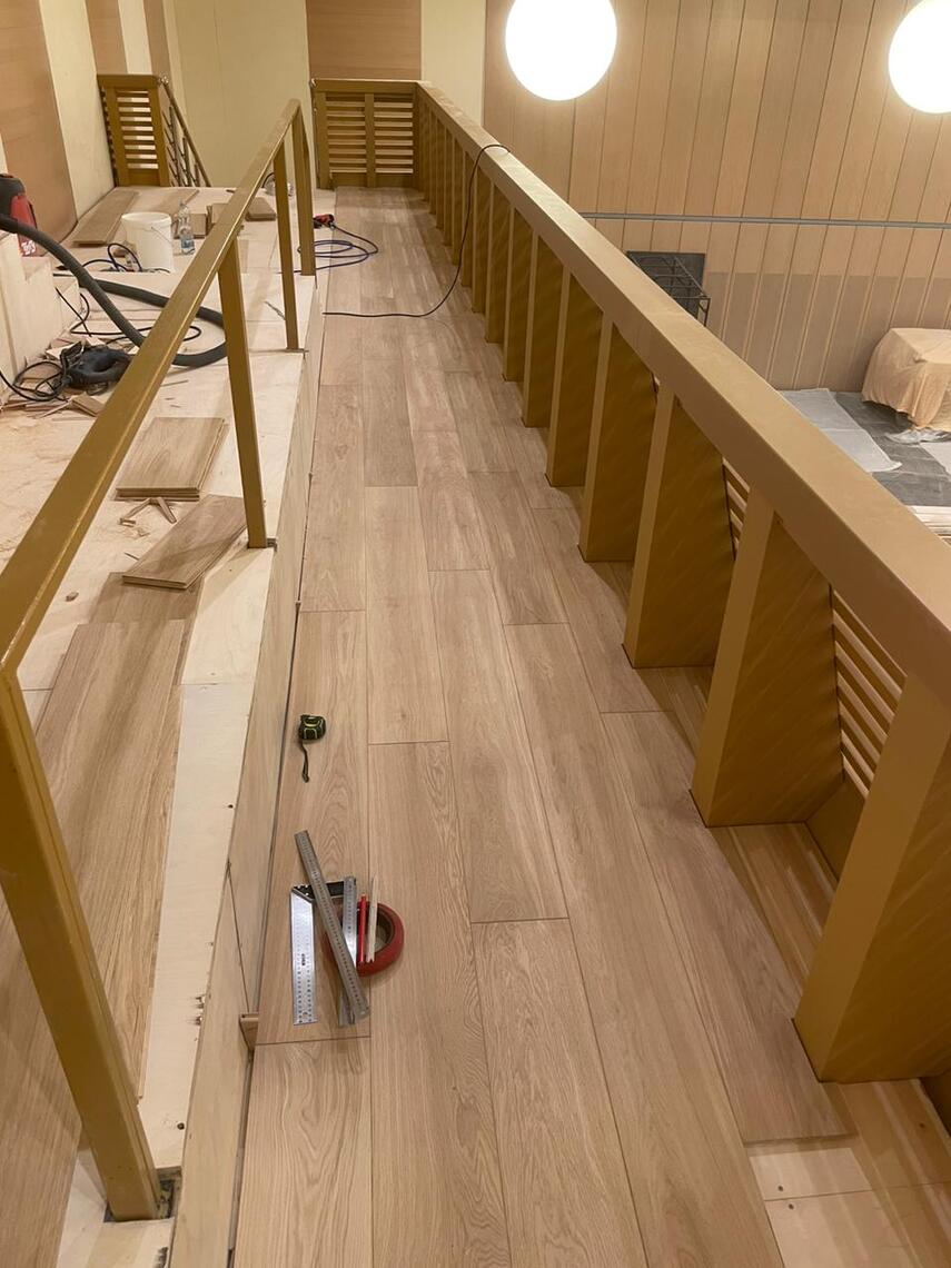 Укладка инженерной доски на клей