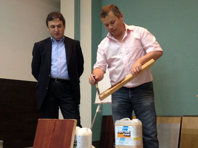 Доктор Рейндл показывает нанесение масла для наружных работ «Berger OutDoor Oil»